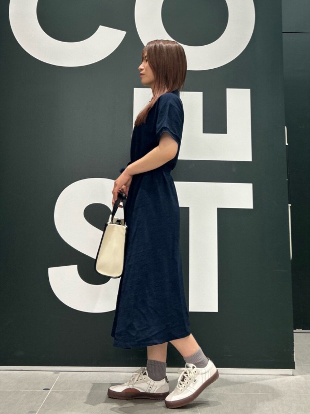 「LACOSTEのインディゴ 鹿の子ポロドレス マキシ丈ワンピース フレア Iライン（シャツワンピース、ブルー系）」を使った、Uiさん（骨格ウェーブ・レディース・153cm）の春コーディネートの3枚目の写真