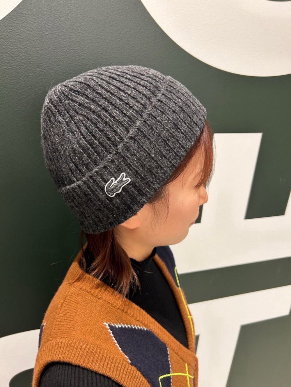 「レザーバッグ、ニットベスト、ニット帽、アウター」｜「LACOSTEのウールバーシティジャケット / 中綿ブルゾン（ブルゾン、ブラック系）」を使った、Uiさん（骨格ウェーブ・レディース・153cm）の春コーディネートの7枚目の写真