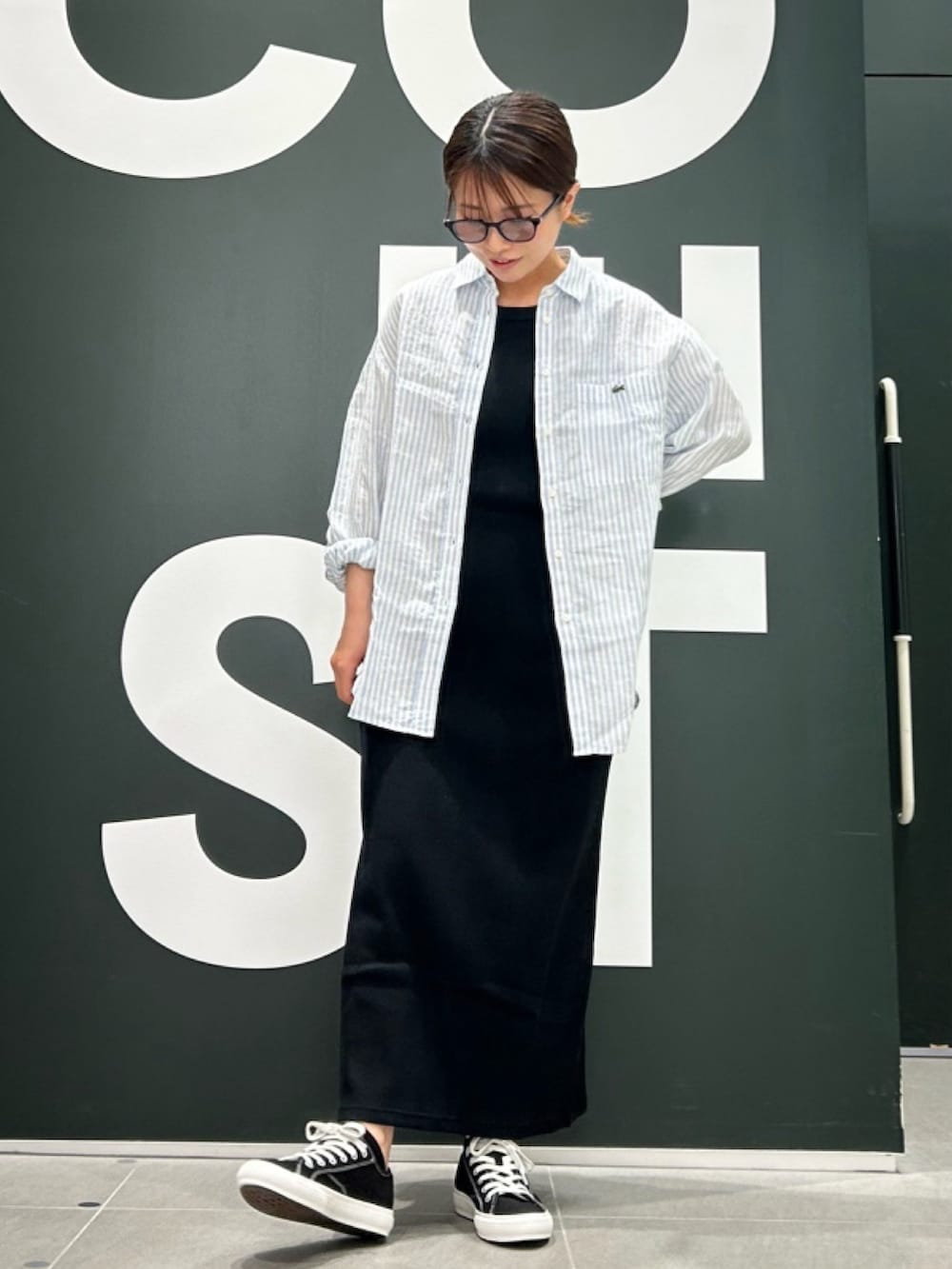 「ワンピース、シャツコーデ、トートバッグ、クリアバッグ、スニーカー、サマーコーデ、ビーチスタイル」｜「LACOSTEのノースリーブ ロングリブニットドレス / リブニットワンピース（ワンピース、ブラック系）」を使った、Uiさん（骨格ウェーブ・レディース・153cm）の春コーディネートの3枚目の写真