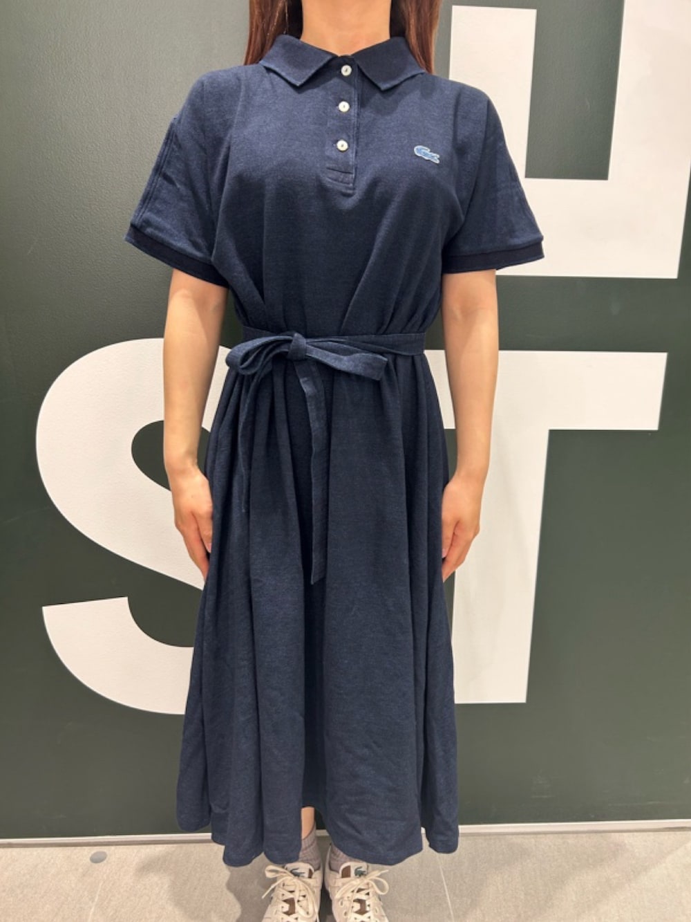 「LACOSTEのインディゴ 鹿の子ポロドレス マキシ丈ワンピース フレア Iライン（シャツワンピース、ブルー系）」を使った、Uiさん（骨格ウェーブ・レディース・153cm）の春コーディネートの5枚目の写真