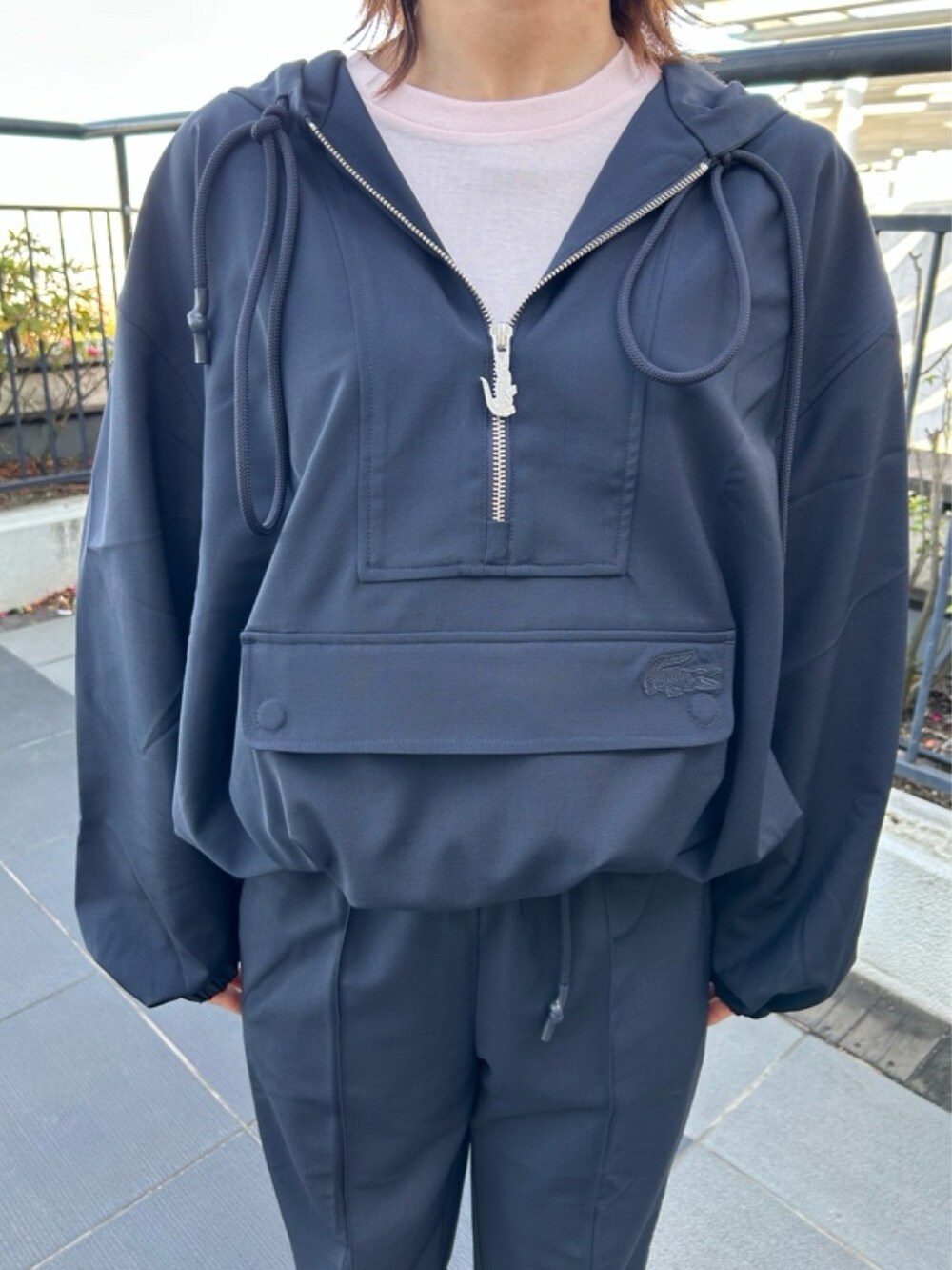 「セットアップ、スニーカー、スニーカー好きと繋がりたい」｜「LACOSTEのウールブレンド フランネルアノラックパーカー（パーカー、ブルー系）」を使った、Uiさん（骨格ウェーブ・レディース・153cm）の春コーディネートの3枚目の写真