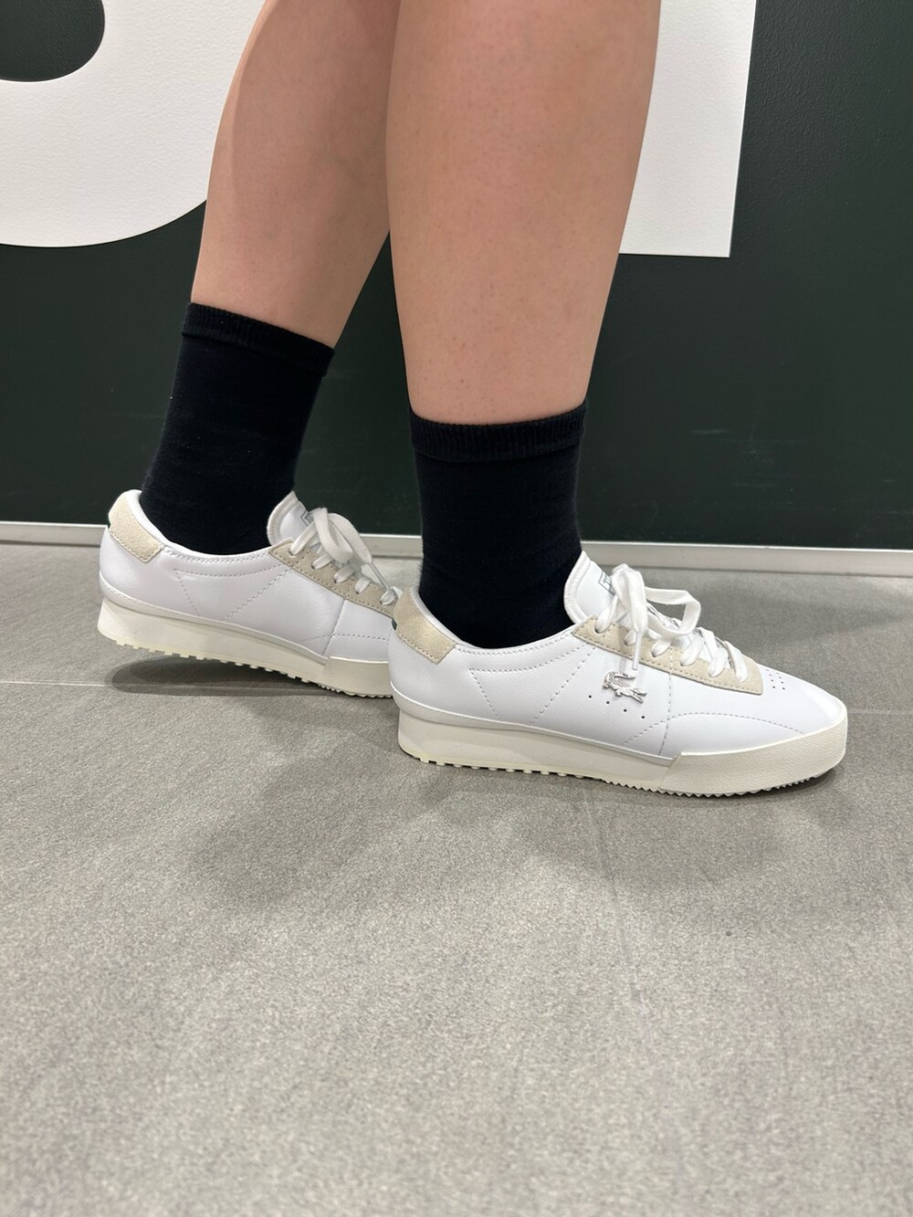 ブラック系のTシャツ/カットソー、ブルー系のデニムパンツを着用したレディースの夏コーディネートの3枚目の写真