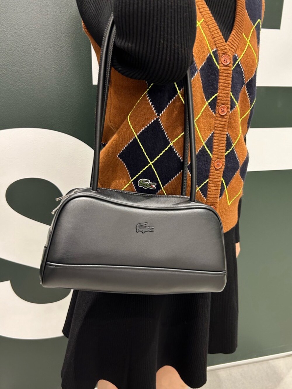 「レザーバッグ、ニットベスト、ニット帽、アウター」｜「LACOSTEのウールバーシティジャケット / 中綿ブルゾン（ブルゾン、ブラック系）」を使った、Uiさん（骨格ウェーブ・レディース・153cm）の春コーディネートの6枚目の写真