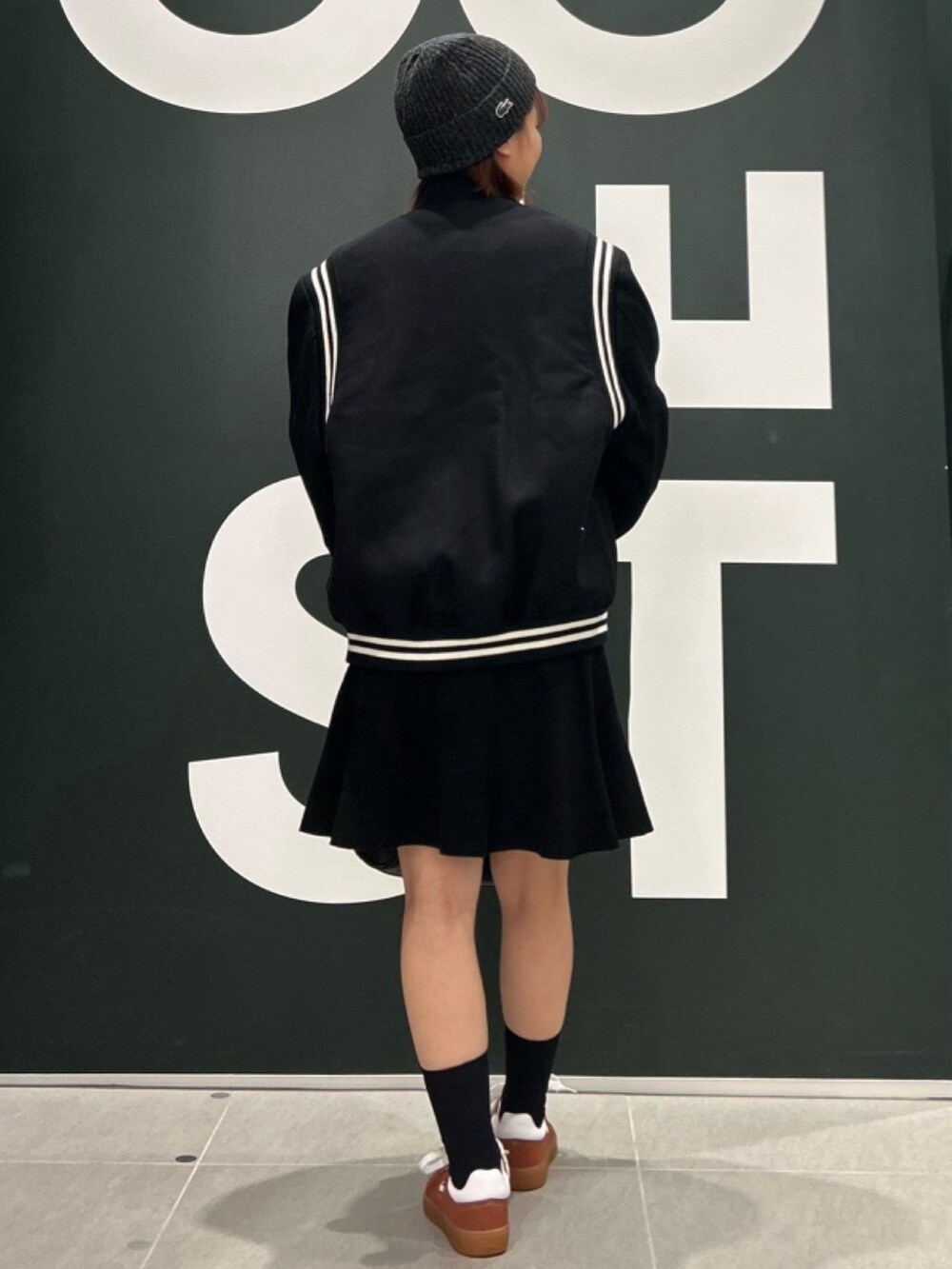 「レザーバッグ、ニットベスト、ニット帽、アウター」｜「LACOSTEのウールバーシティジャケット / 中綿ブルゾン（ブルゾン、ブラック系）」を使った、Uiさん（骨格ウェーブ・レディース・153cm）の春コーディネートの3枚目の写真