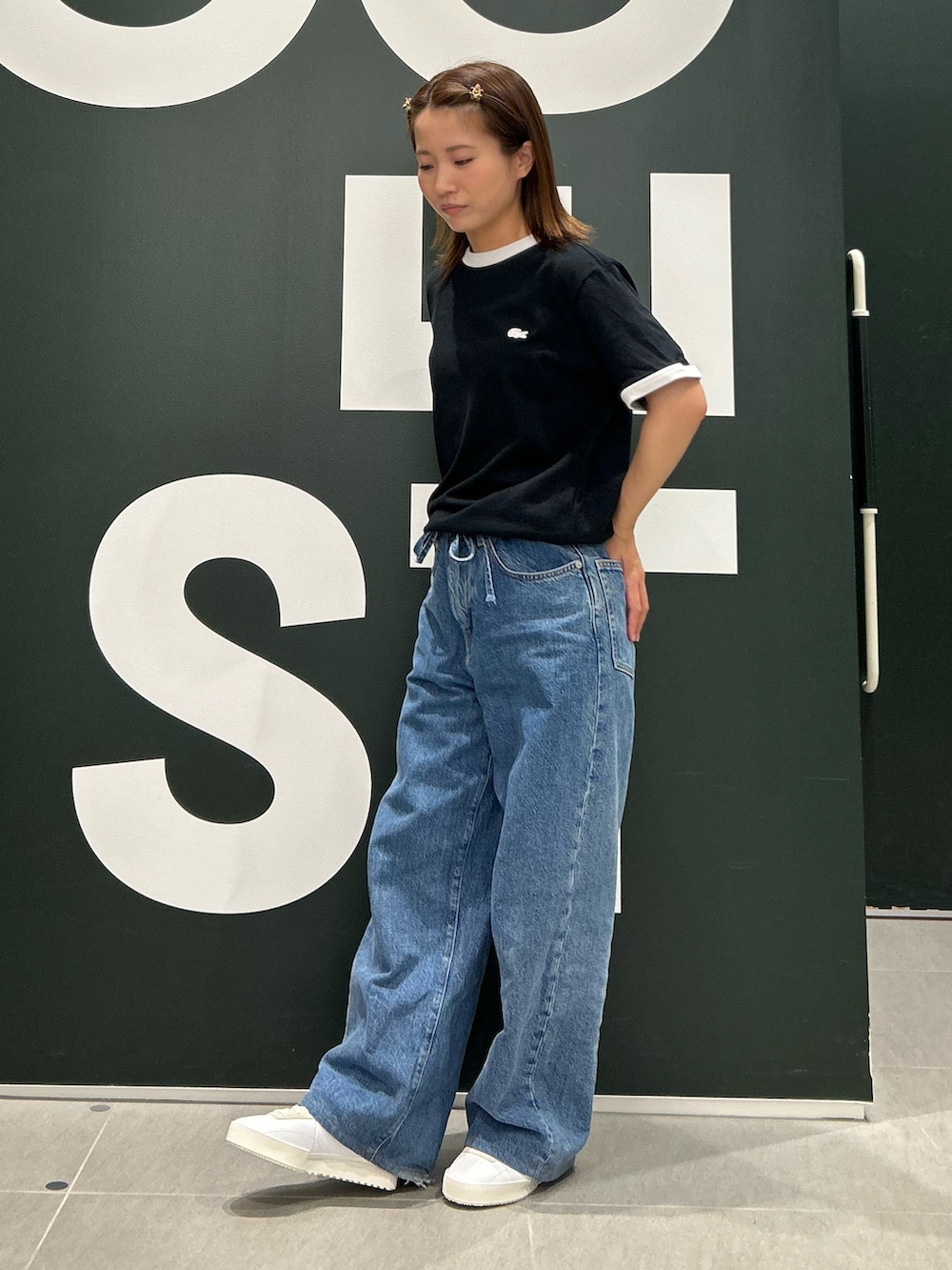 ブラック系のTシャツ/カットソー、ブルー系のデニムパンツを着用したレディースの夏コーディネートの2枚目の写真