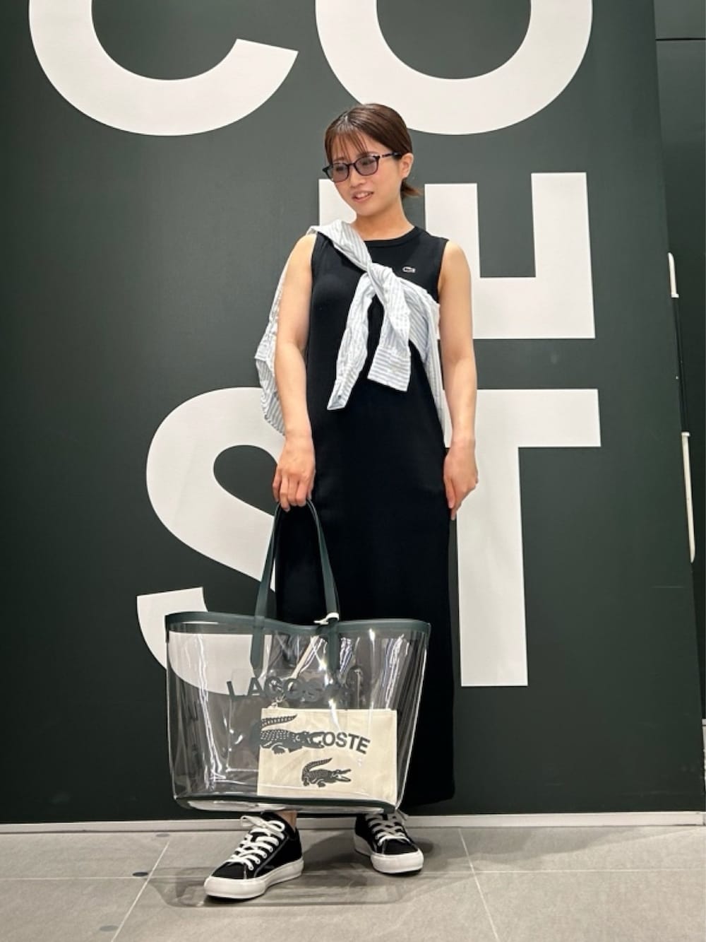 「ワンピース、シャツコーデ、トートバッグ、クリアバッグ、スニーカー、サマーコーデ、ビーチスタイル」｜「LACOSTEのノースリーブ ロングリブニットドレス / リブニットワンピース（ワンピース、ブラック系）」を使った、Uiさん（骨格ウェーブ・レディース・153cm）の春コーディネートの2枚目の写真