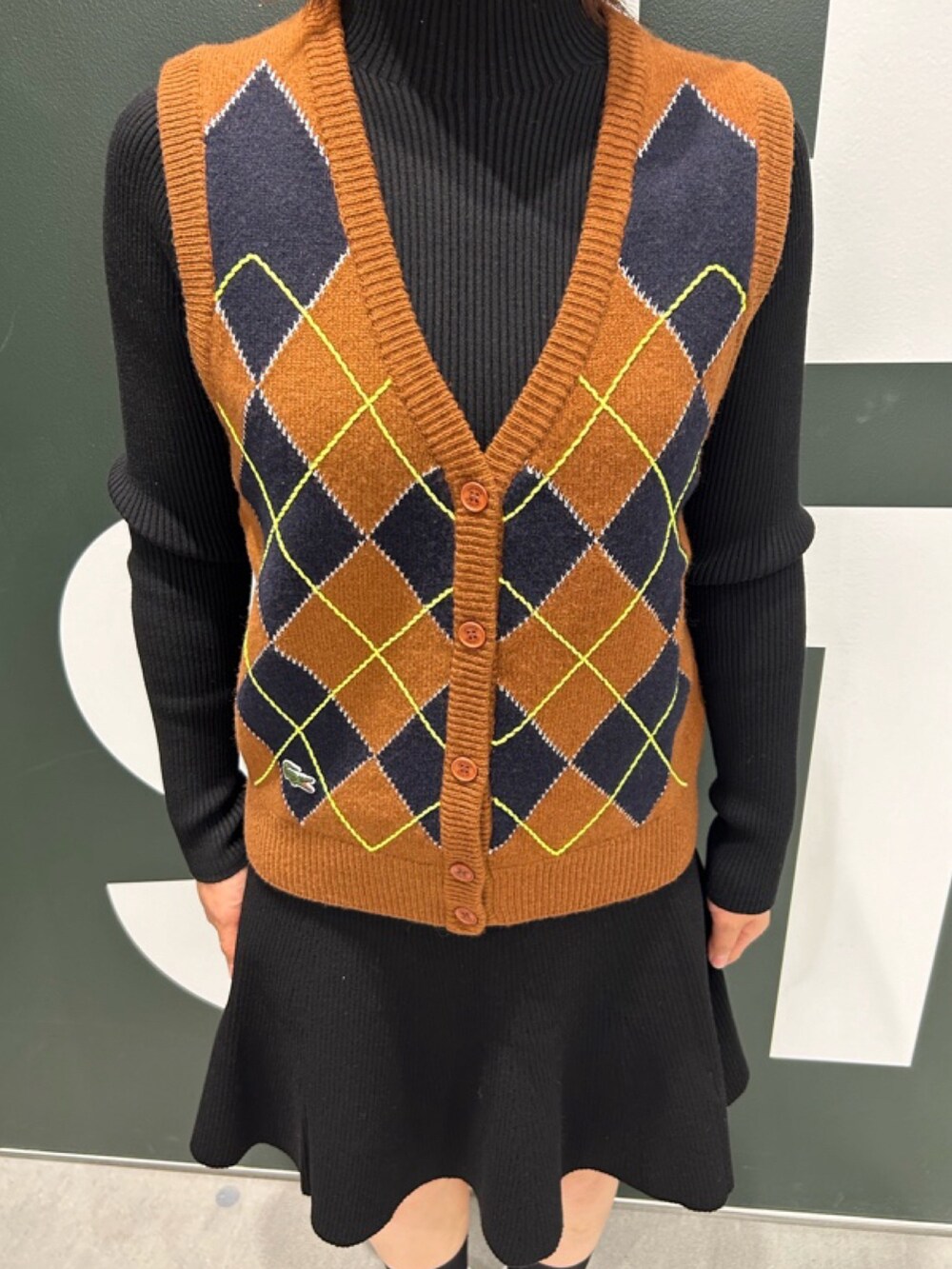「レザーバッグ、ニットベスト、ニット帽、アウター」｜「LACOSTEのウールバーシティジャケット / 中綿ブルゾン（ブルゾン、ブラック系）」を使った、Uiさん（骨格ウェーブ・レディース・153cm）の春コーディネートの5枚目の写真