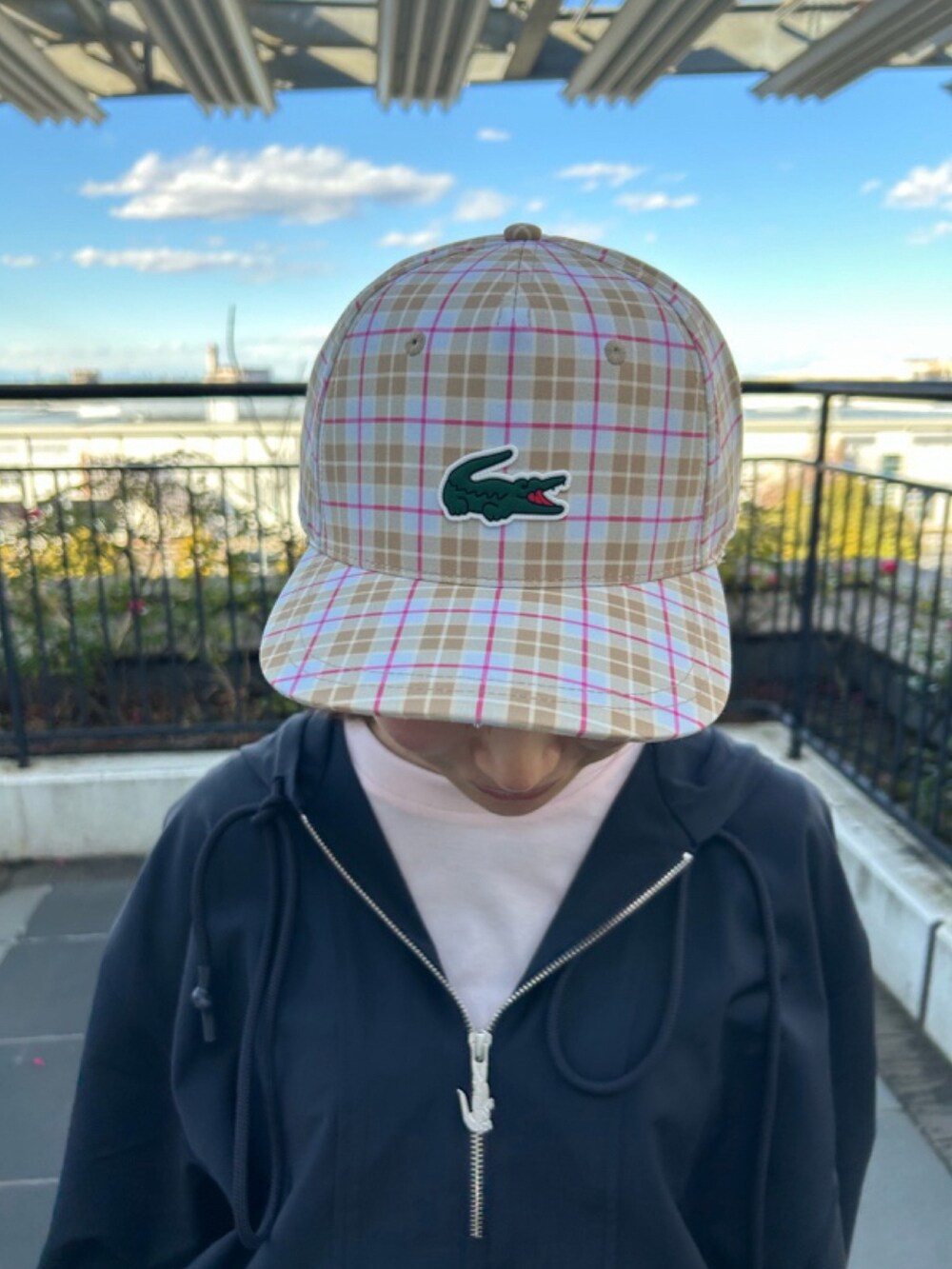 「セットアップ、スニーカー、スニーカー好きと繋がりたい」｜「LACOSTEのウールブレンド フランネルアノラックパーカー（パーカー、ブルー系）」を使った、Uiさん（骨格ウェーブ・レディース・153cm）の春コーディネートの6枚目の写真