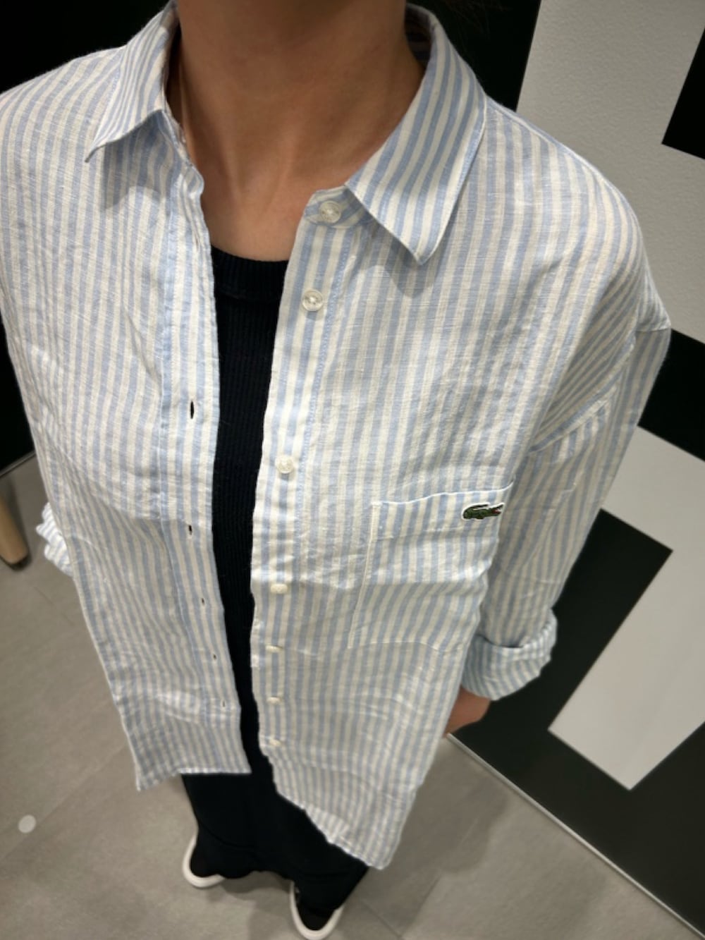 「ワンピース、シャツコーデ、トートバッグ、クリアバッグ、スニーカー、サマーコーデ、ビーチスタイル」｜「LACOSTEのノースリーブ ロングリブニットドレス / リブニットワンピース（ワンピース、ブラック系）」を使った、Uiさん（骨格ウェーブ・レディース・153cm）の春コーディネートの4枚目の写真