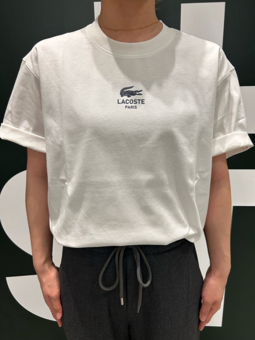 「Tシャツ、スニーカー、レザーバッグ、夏コーデ」｜「LACOSTEのモノグラム スプリットレザーフラップクローズサッチェルバッグ / ショルダーバッグ（ショルダーバッグ、ブラック系）」を使った、Uiさん（骨格ウェーブ・レディース・153cm）の夏コーディネートの4枚目の写真
