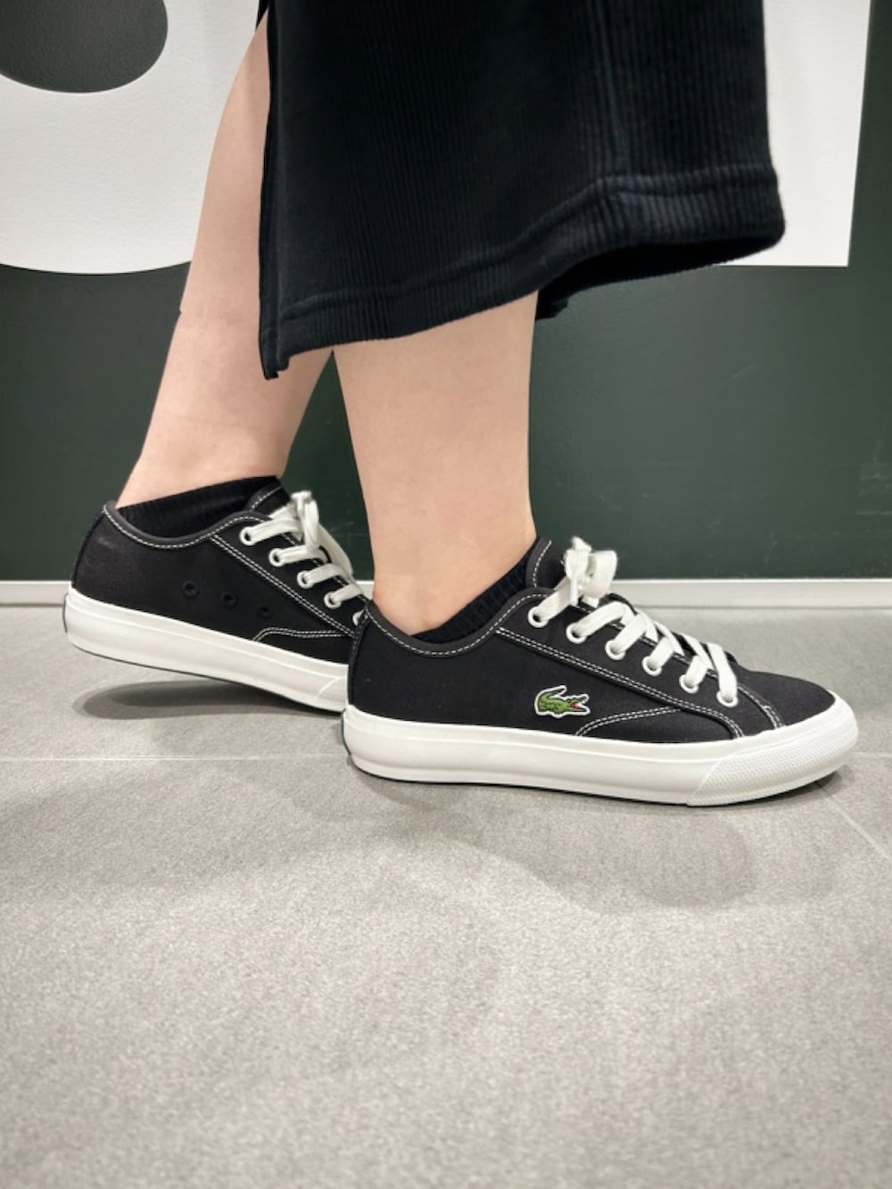 「ワンピース、シャツコーデ、トートバッグ、クリアバッグ、スニーカー、サマーコーデ、ビーチスタイル」｜「LACOSTEのノースリーブ ロングリブニットドレス / リブニットワンピース（ワンピース、ブラック系）」を使った、Uiさん（骨格ウェーブ・レディース・153cm）の春コーディネートの7枚目の写真