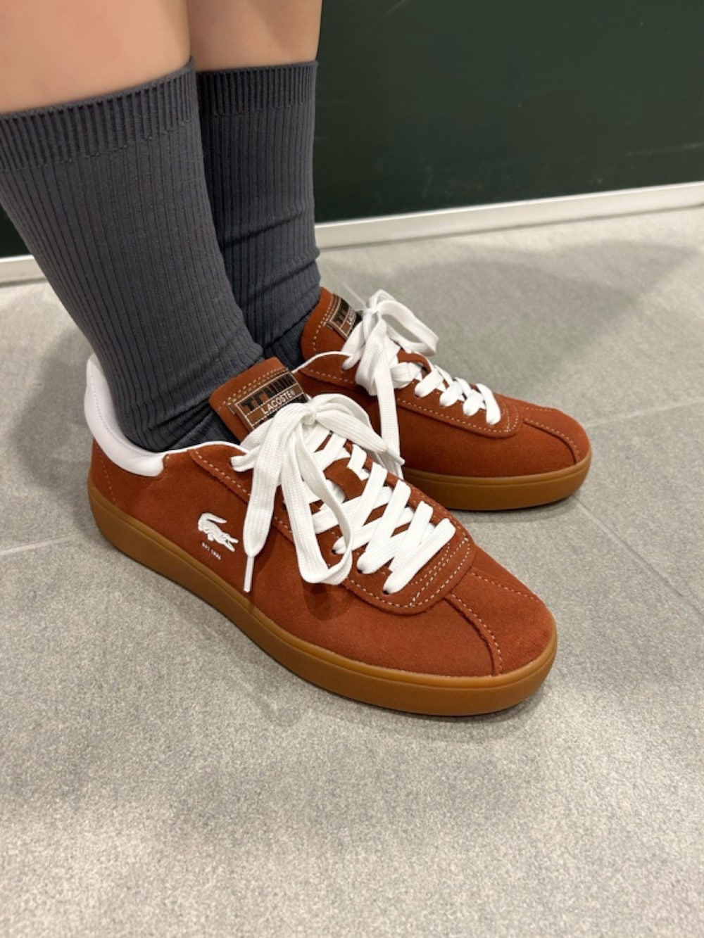 「レザーバッグ、ニットベスト、ニット帽、アウター」｜「LACOSTEのウールバーシティジャケット / 中綿ブルゾン（ブルゾン、ブラック系）」を使った、Uiさん（骨格ウェーブ・レディース・153cm）の春コーディネートの8枚目の写真