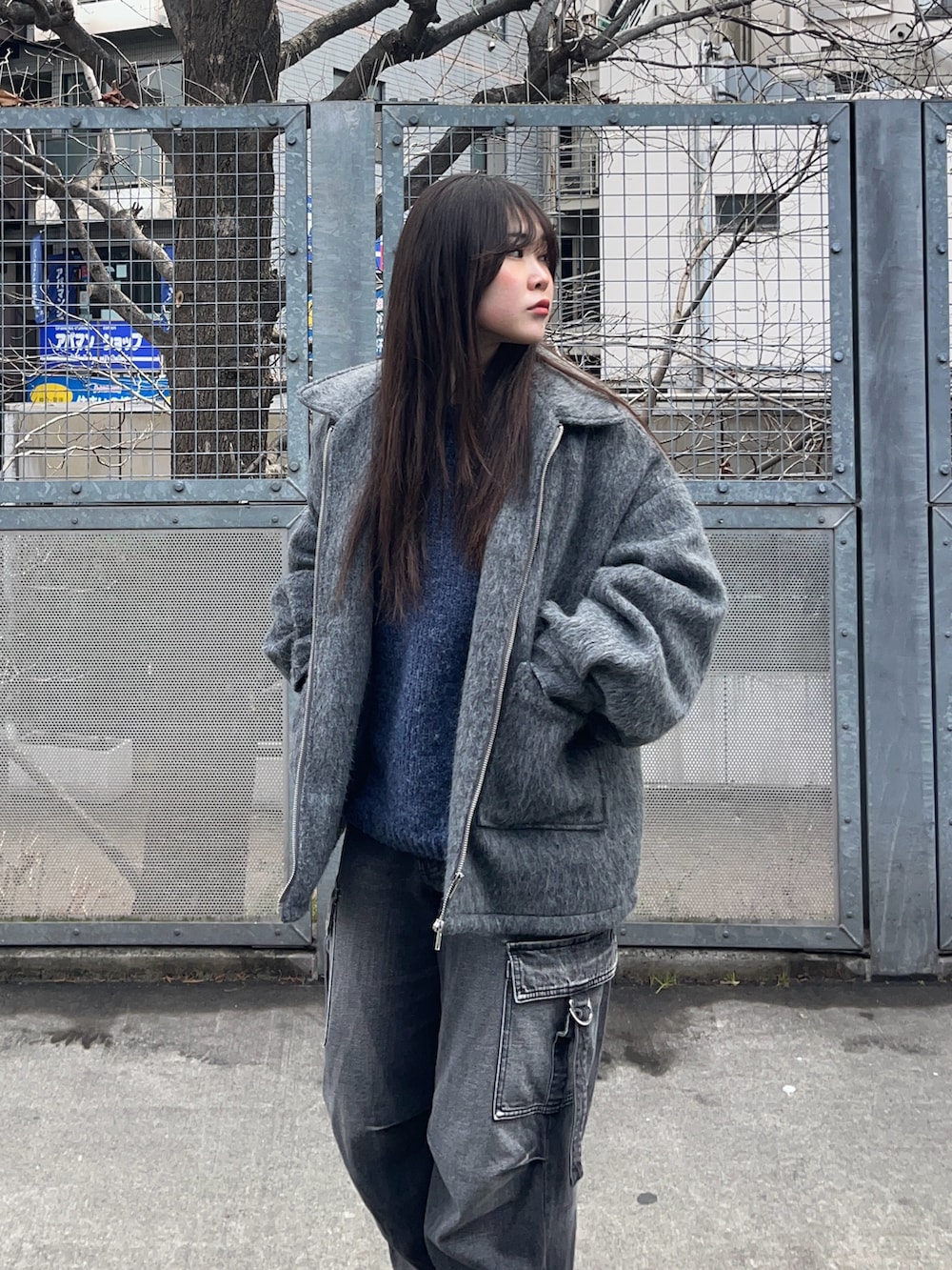 ブラック系のブーツ、グレー系のデニムパンツ、グレー系のジャケット/アウターを着用したレディースの冬コーディネートの5枚目の写真