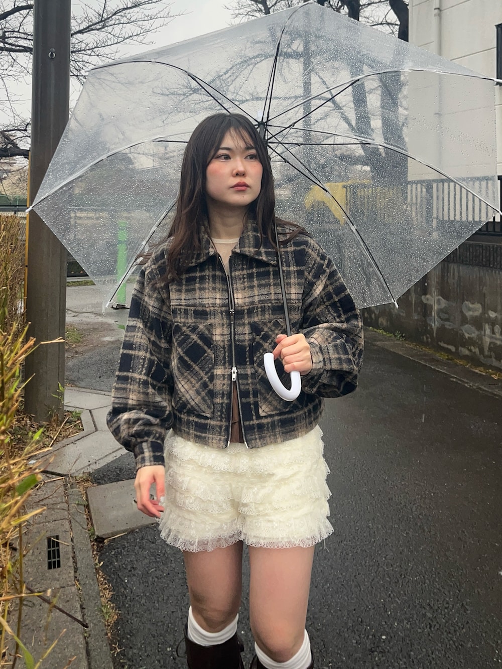 ホワイト系のその他パンツ、ブラウン系のブーツ、ブラック系のジャケット/アウターを着用したレディースの冬コーディネートの5枚目の写真