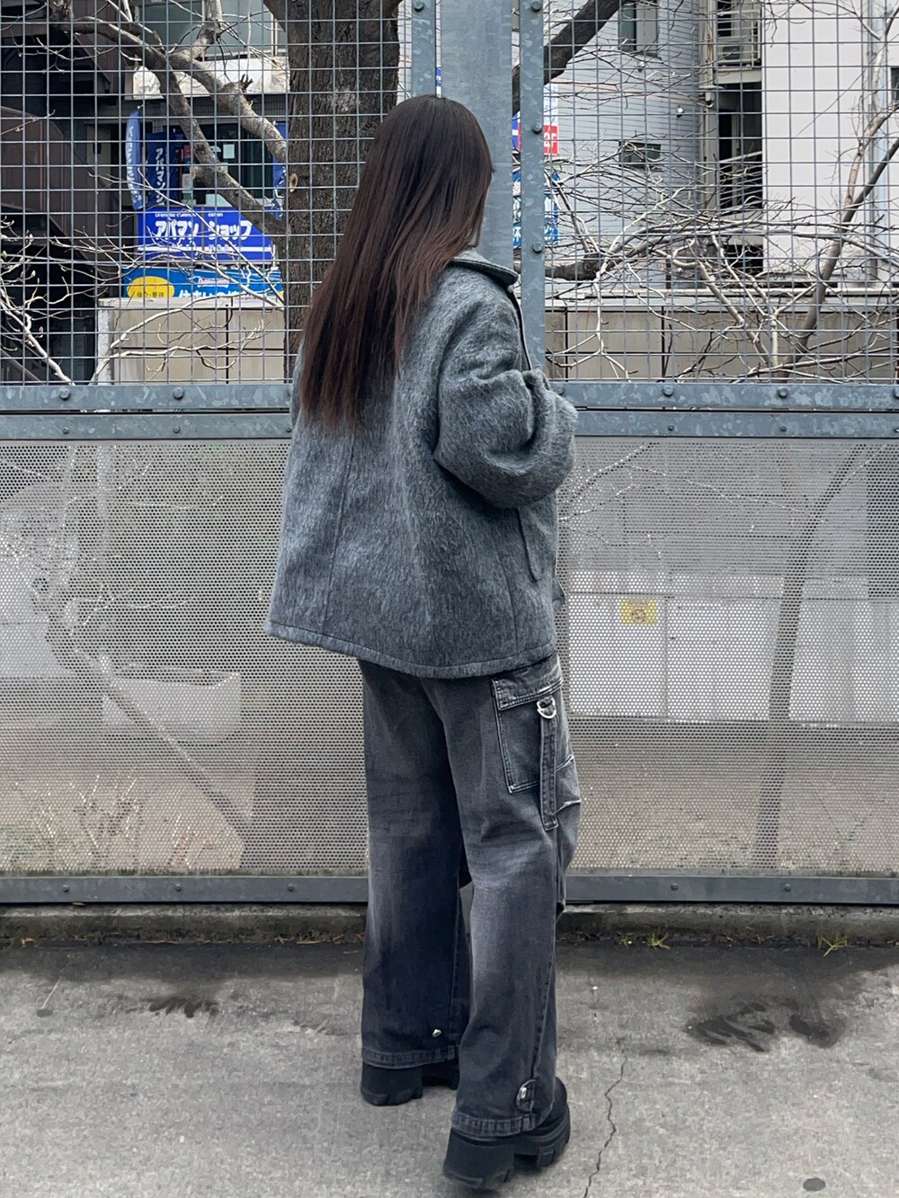 ブラック系のブーツ、グレー系のデニムパンツ、グレー系のジャケット/アウターを着用したレディースの冬コーディネートの3枚目の写真