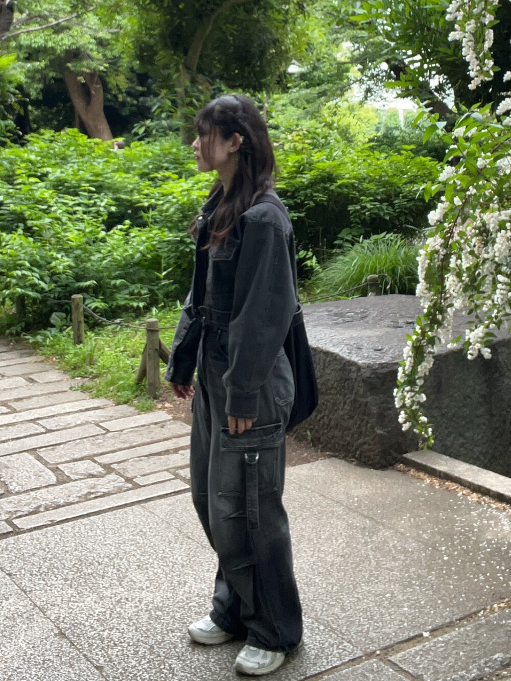 グレー系のデニムパンツ、グレー系のデニムジャケット、ブラック系のショルダーバッグを着用したレディースの春コーディネートの3枚目の写真