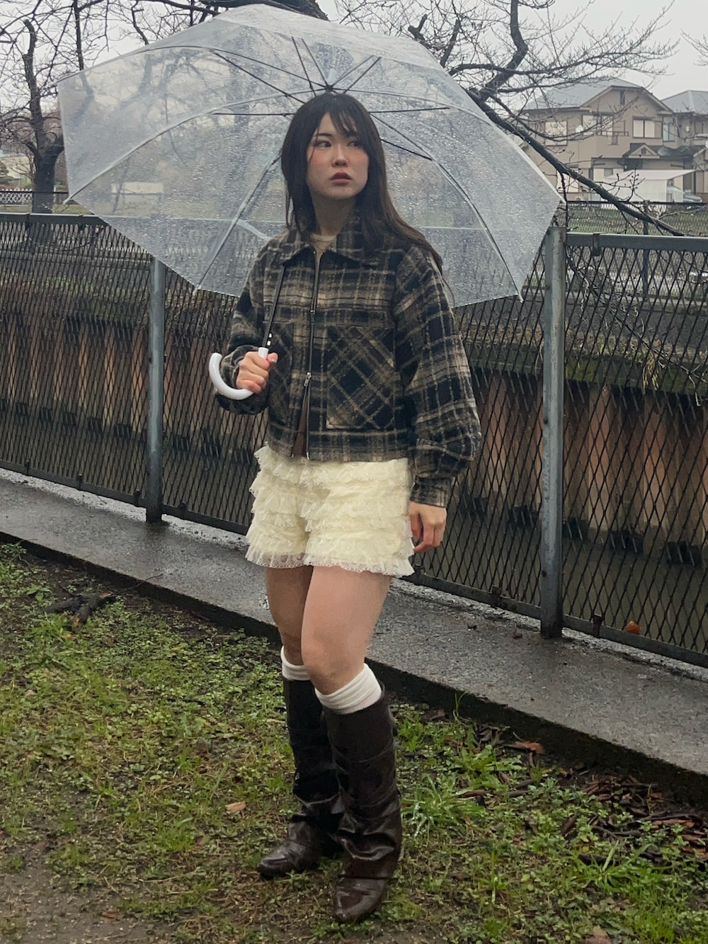 ホワイト系のその他パンツ、ブラウン系のブーツ、ブラック系のジャケット/アウターを着用したレディースの冬コーディネートの4枚目の写真