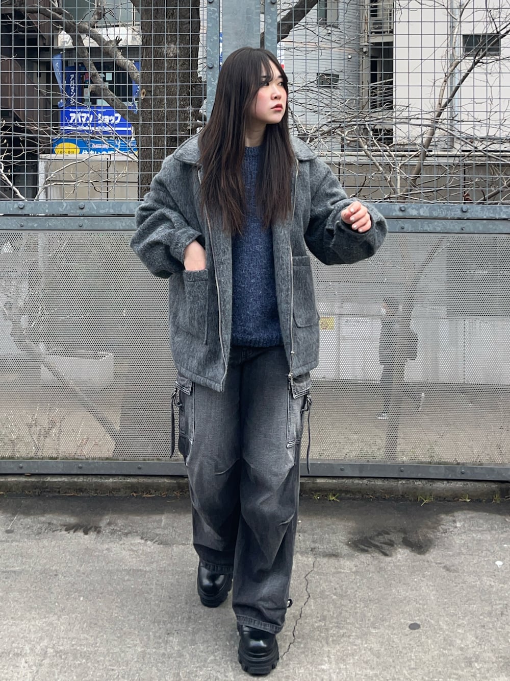 ブラック系のブーツ、グレー系のデニムパンツ、グレー系のジャケット/アウターを着用したレディースの冬コーディネートの4枚目の写真