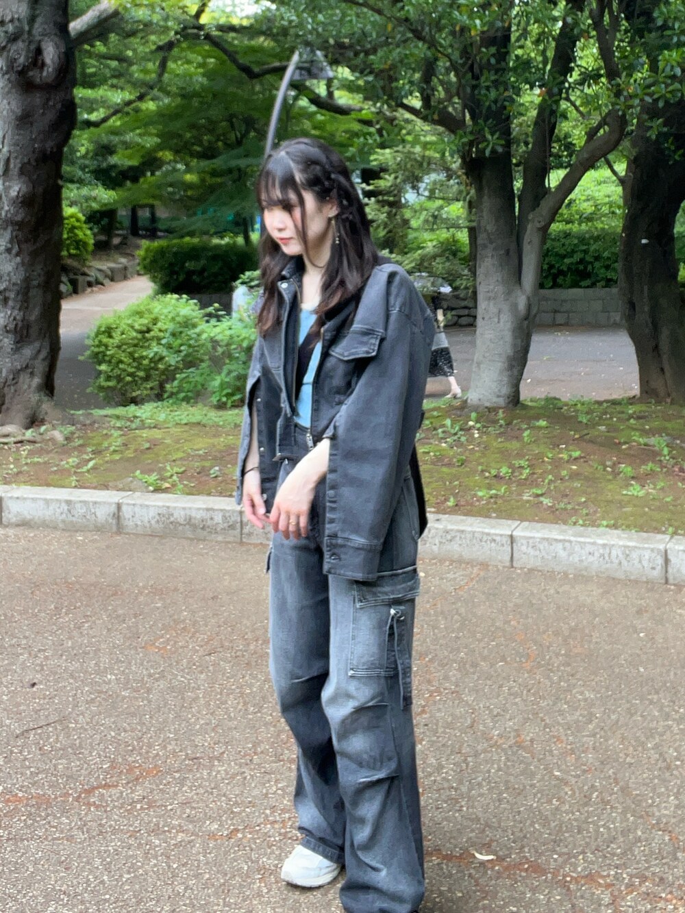 グレー系のデニムパンツ、グレー系のデニムジャケット、ブラック系のショルダーバッグを着用したレディースの春コーディネートの5枚目の写真