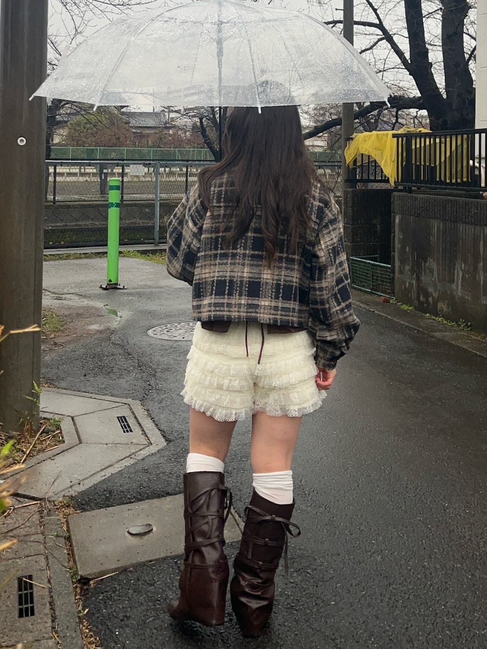 ホワイト系のその他パンツ、ブラウン系のブーツ、ブラック系のジャケット/アウターを着用したレディースの冬コーディネートの3枚目の写真