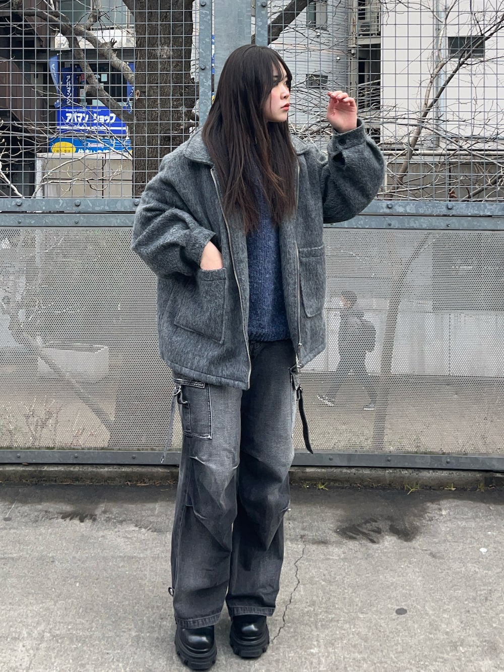 ブラック系のブーツ、グレー系のデニムパンツ、グレー系のジャケット/アウターを着用したレディースの冬コーディネートの2枚目の写真