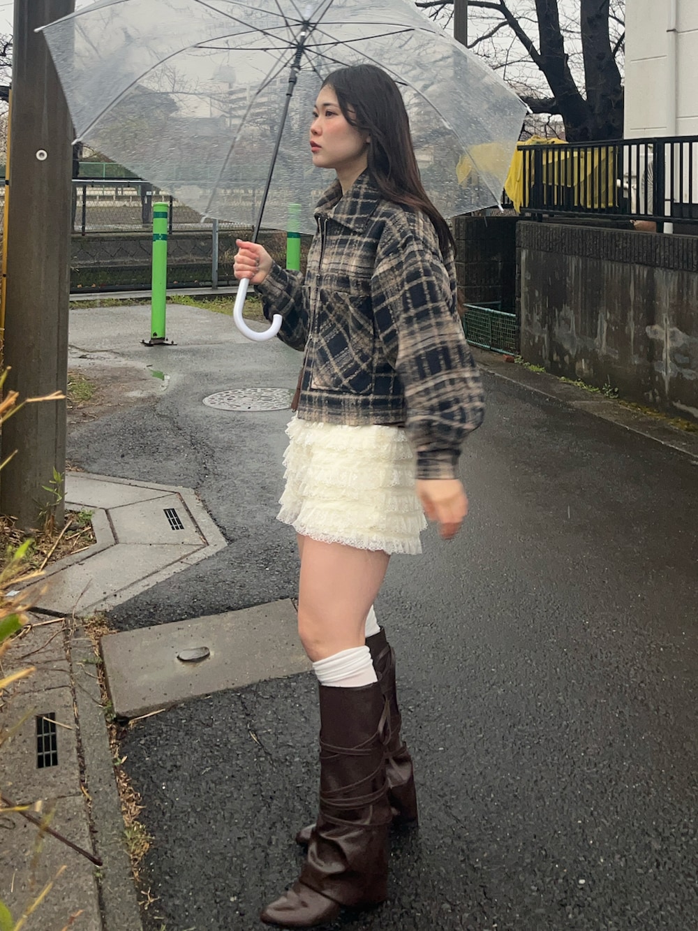 ホワイト系のその他パンツ、ブラウン系のブーツ、ブラック系のジャケット/アウターを着用したレディースの冬コーディネートの2枚目の写真