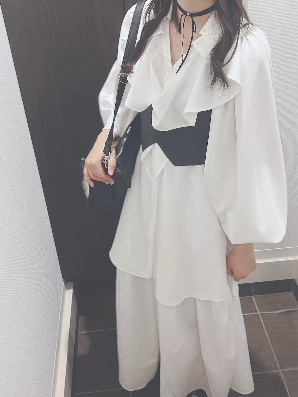 ホワイト系のシャツ/ブラウス、グレー系のベスト、ホワイト系のスカートを着用したレディースの秋コーディネートの3枚目の写真