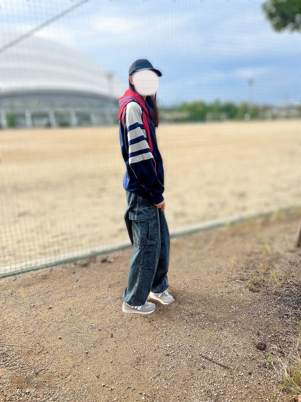 ブルー系のジャケット/アウター、ブルー系のカーゴパンツを着用したレディースの秋コーディネートの2枚目の写真