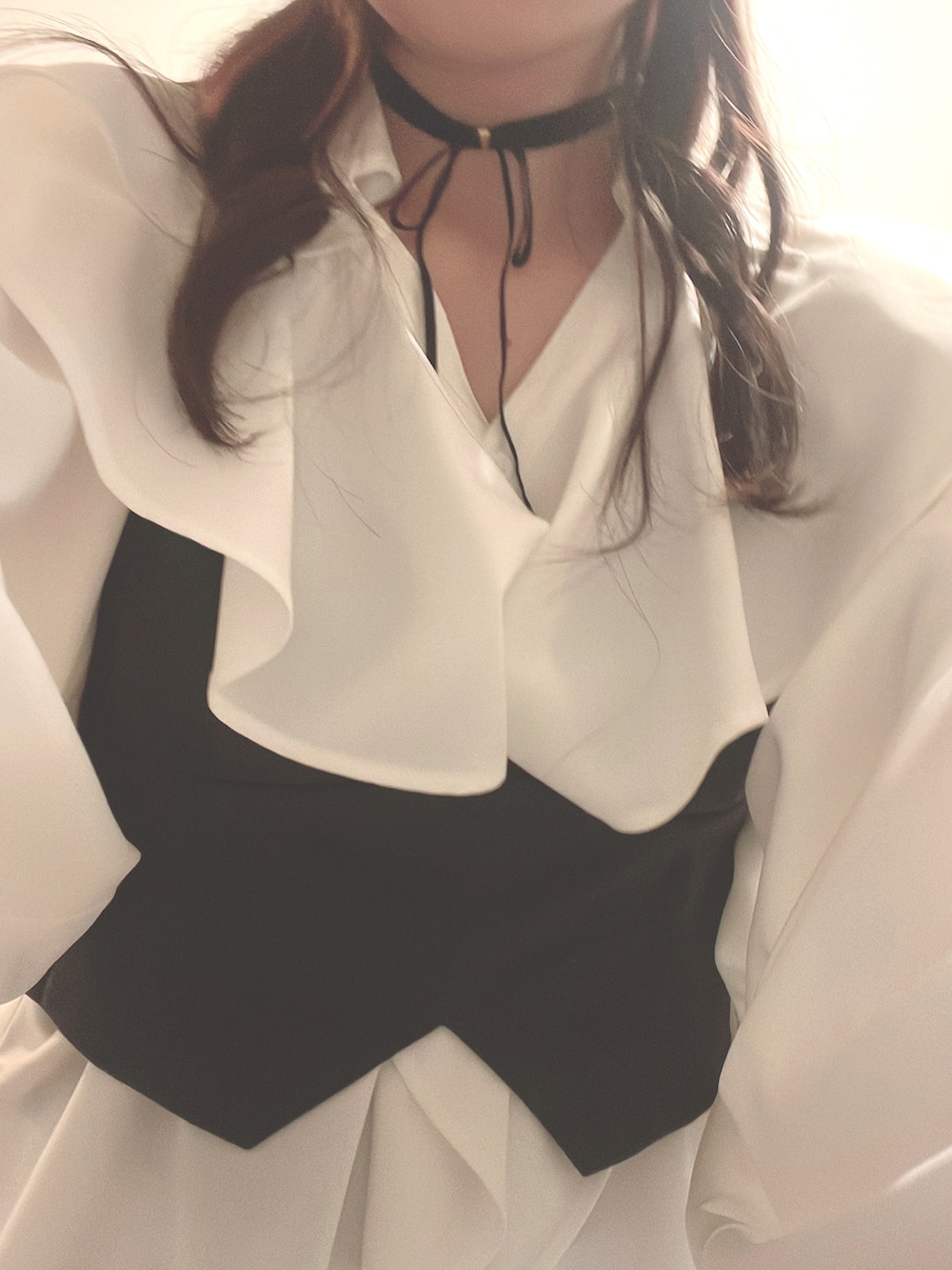 ホワイト系のシャツ/ブラウス、グレー系のベスト、ホワイト系のスカートを着用したレディースの秋コーディネートの2枚目の写真