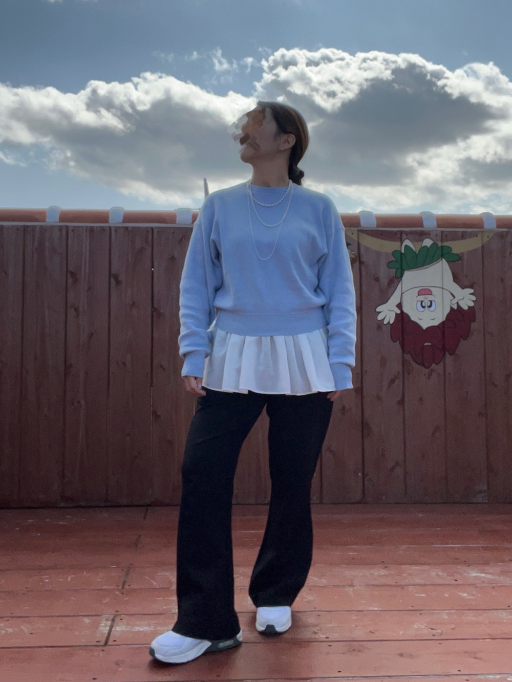 ホワイト系のTシャツ/カットソー、ブルー系のニット/セーター、グリーン系のスニーカーを着用したレディースの冬コーディネートの2枚目の写真