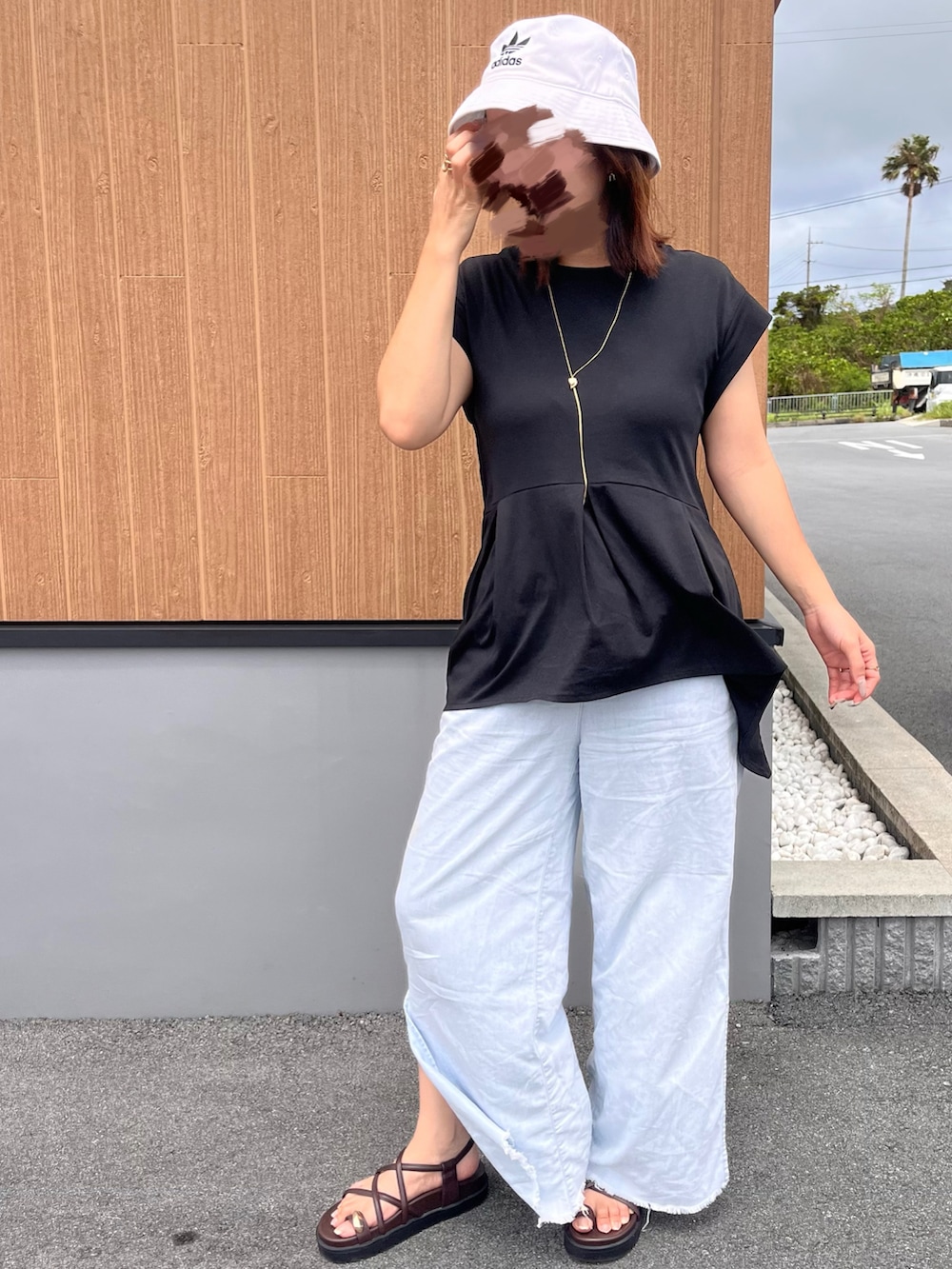 ブラウン系のサンダル、ブラック系のTシャツ/カットソー、ゴールド系のリングを着用したレディースの夏コーディネートの2枚目の写真