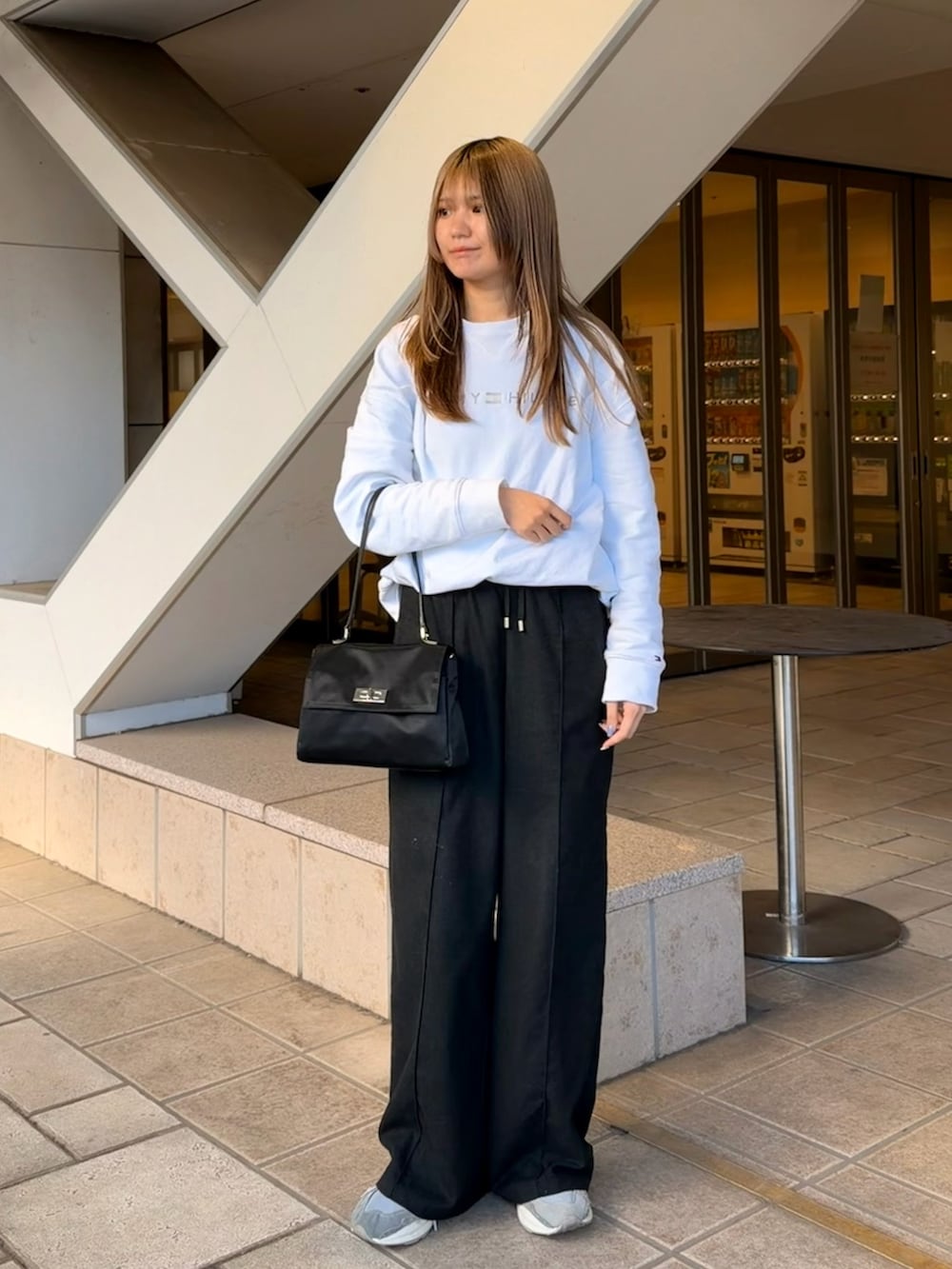 ブラック系のトートバッグを着用したレディースの冬コーディネートの3枚目の写真