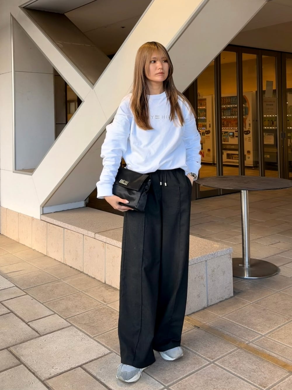 ブラック系のトートバッグを着用したレディースの冬コーディネートの4枚目の写真