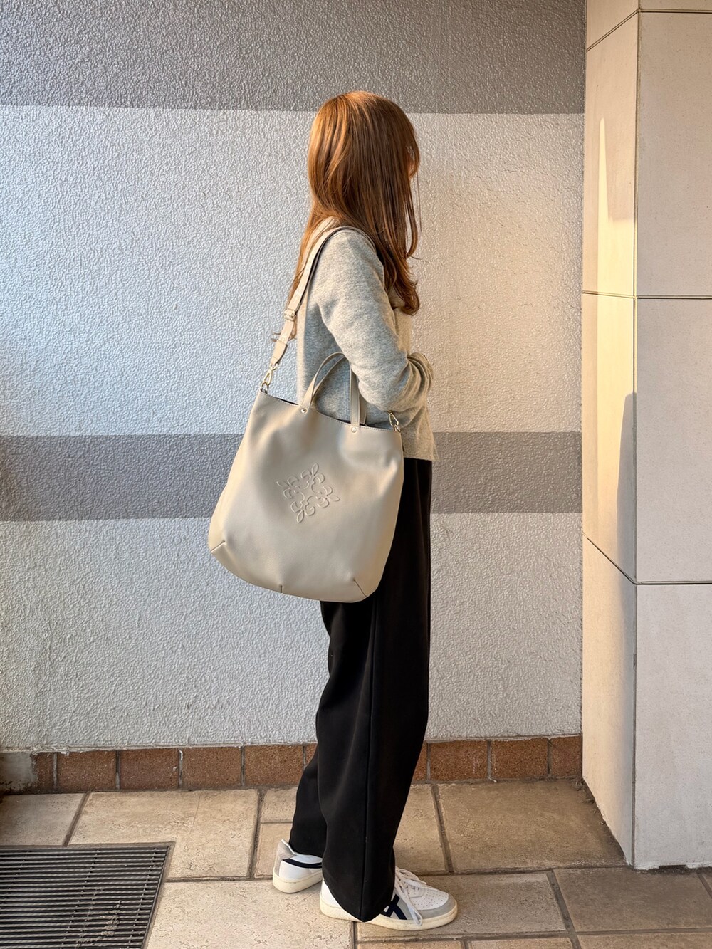 グレー系のトートバッグを着用したレディースの冬コーディネートの3枚目の写真