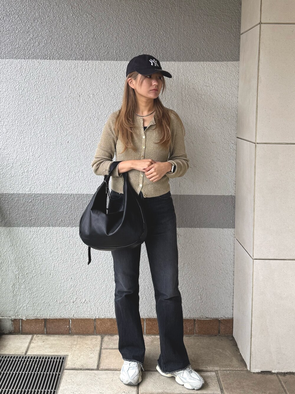 ブラック系のショルダーバッグ、ブラック系のチャームを着用したレディースの秋コーディネートの2枚目の写真