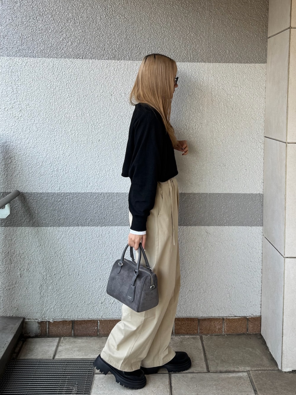 グレー系のボストンバッグを着用したレディースの冬コーディネートの2枚目の写真