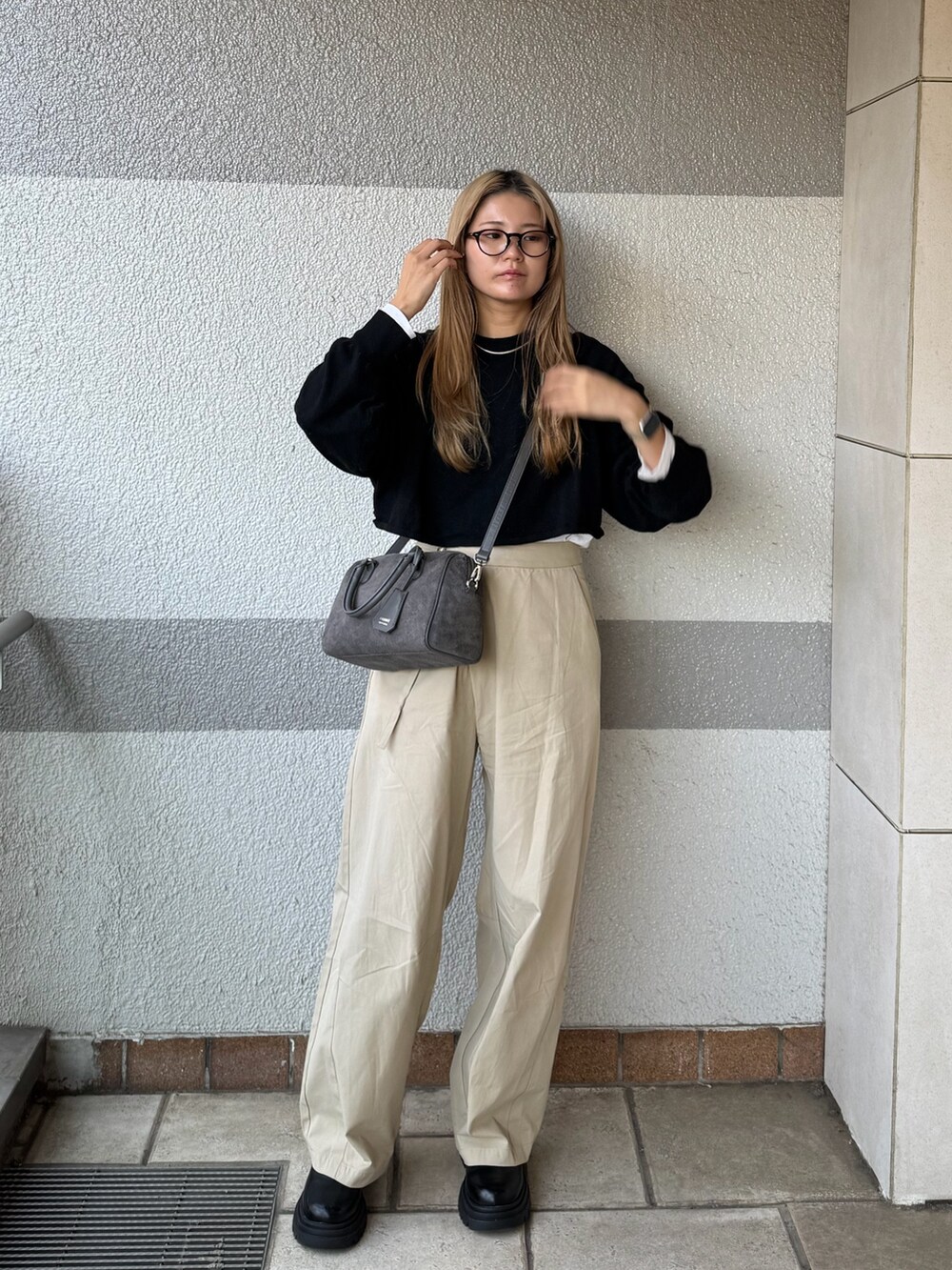 グレー系のボストンバッグを着用したレディースの冬コーディネートの3枚目の写真