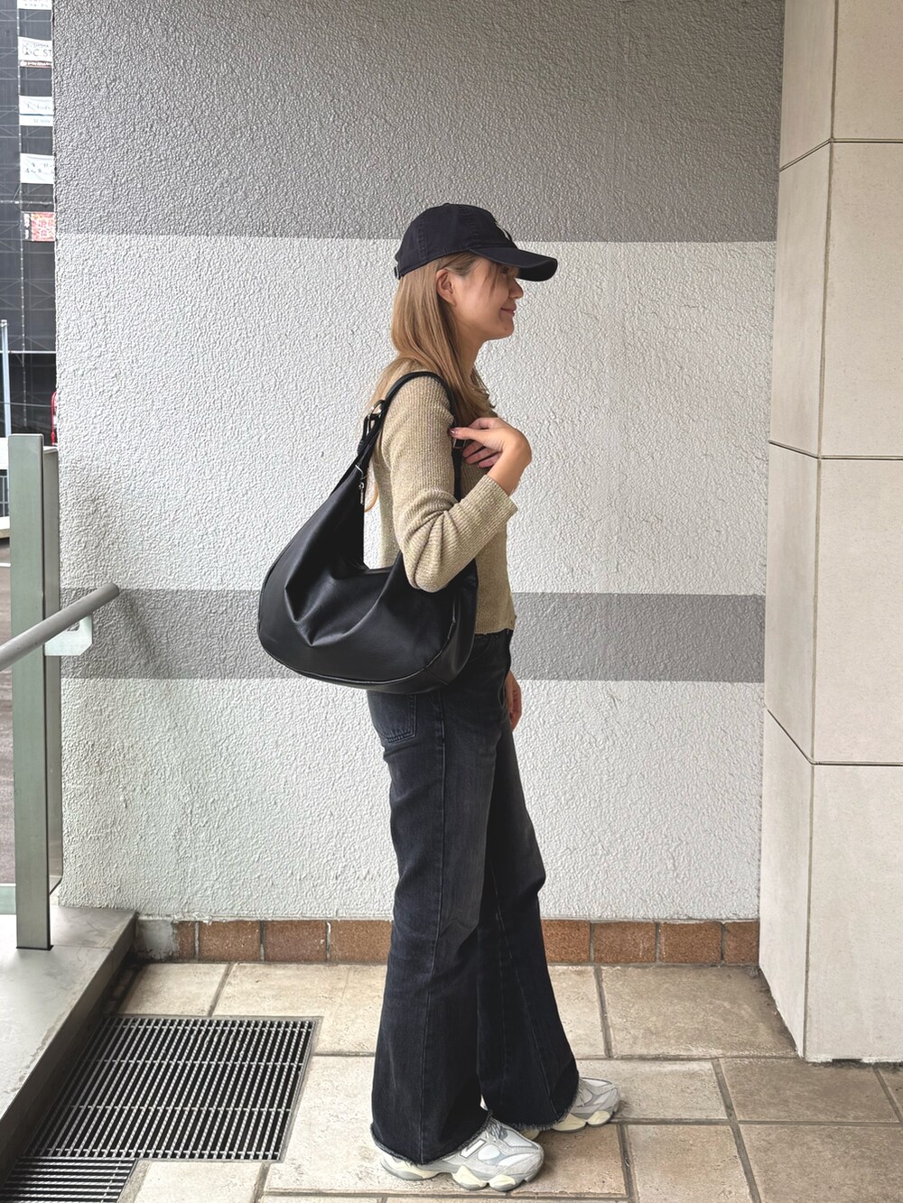 ブラック系のショルダーバッグ、ブラック系のチャームを着用したレディースの秋コーディネートの3枚目の写真