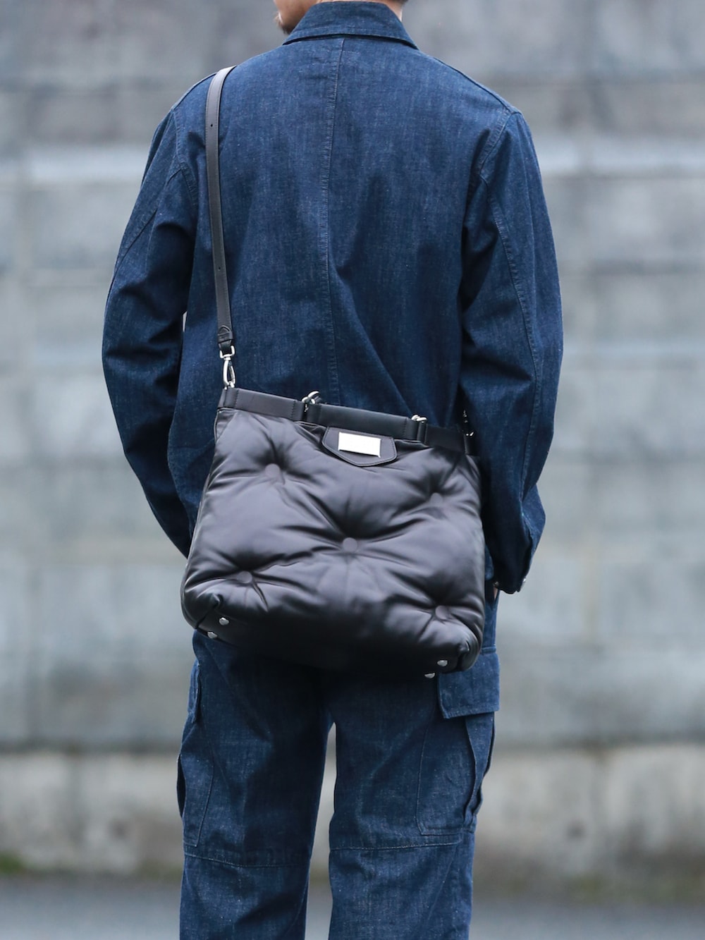 ブラック系のバッグ、ブルー系のデニムジャケット、ブルー系のデニムパンツを着用したメンズの秋コーディネートの2枚目の写真