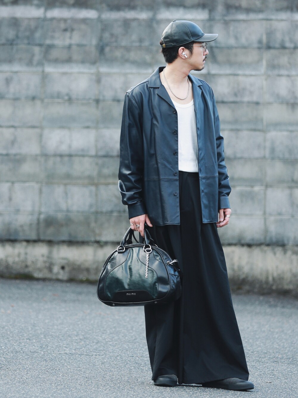 ホワイト系のタンクトップ、ブルー系のその他アウター、ブラック系のパンツを着用したメンズの秋コーディネートの3枚目の写真