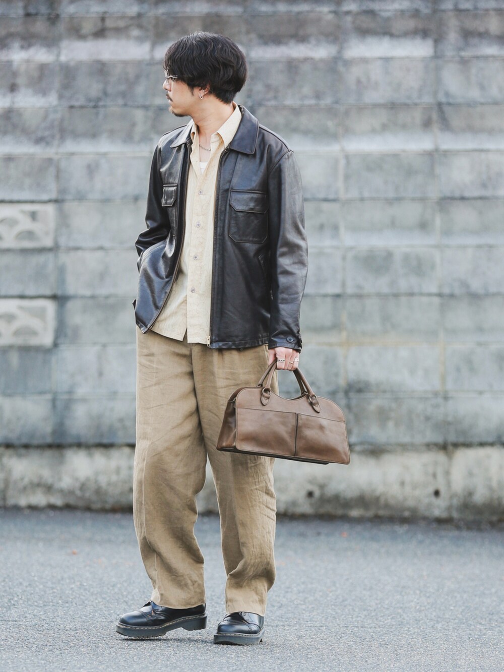 ブラック系のブーツ、ブラウン系のその他アウターを着用したメンズの秋コーディネートの3枚目の写真