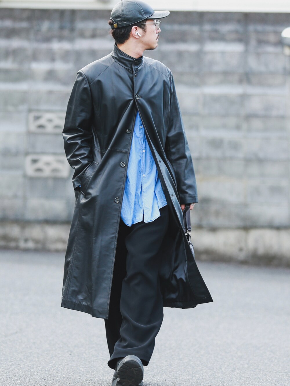 ブルー系のシャツ/ブラウス、ブラック系のパンツ、ブラック系のブーツを着用したメンズの秋コーディネートの2枚目の写真