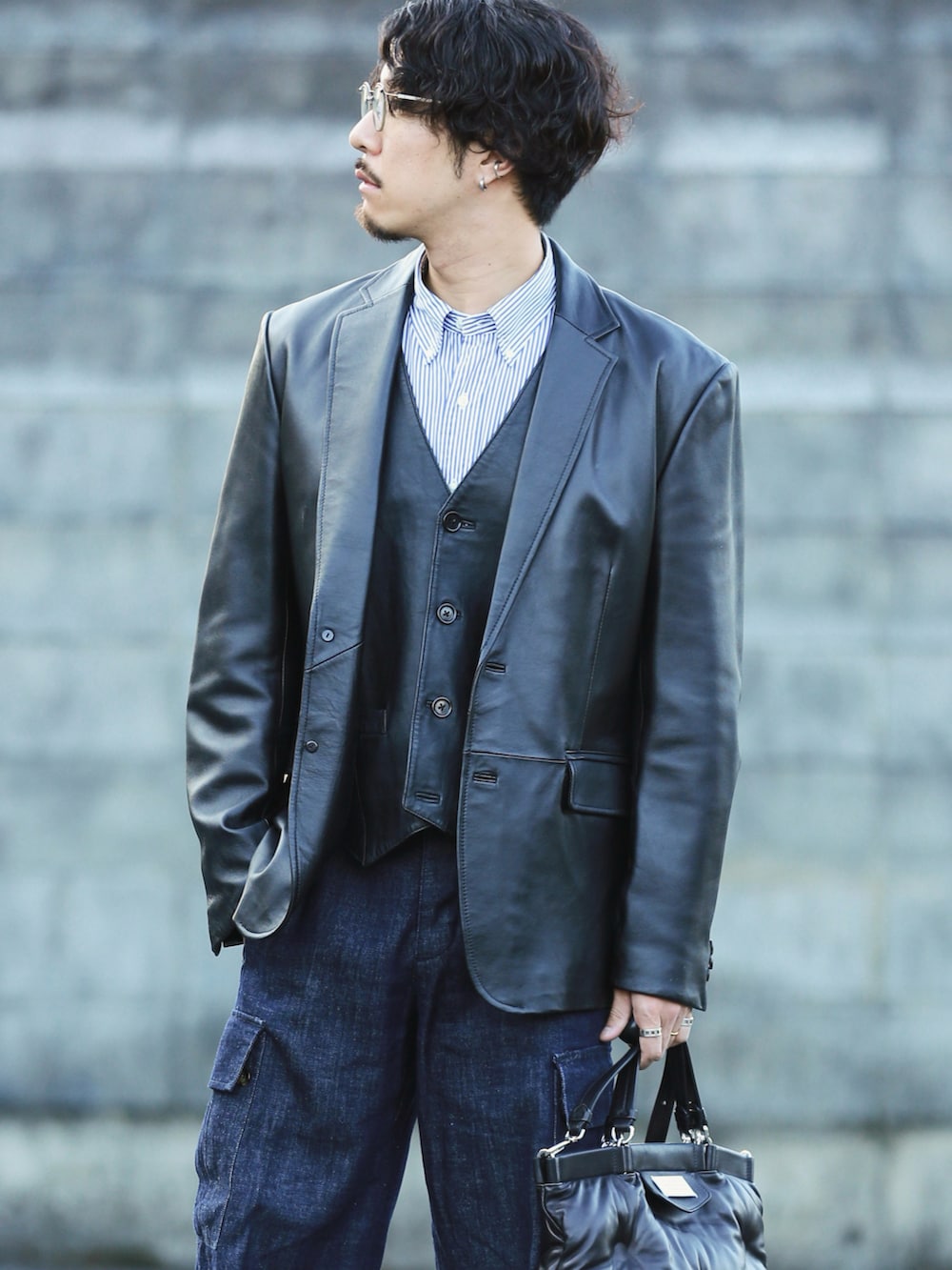 ブラック系のバッグ、ブルー系のデニムパンツ、ブルー系のシャツ/ブラウスを着用したメンズの秋コーディネートの2枚目の写真