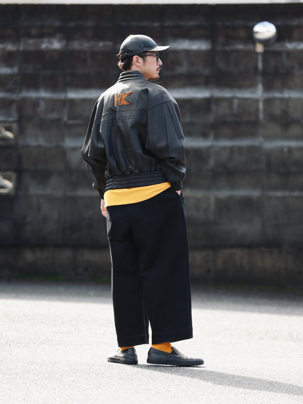 イエロー系のTシャツ/カットソーを着用したメンズの秋コーディネートの2枚目の写真