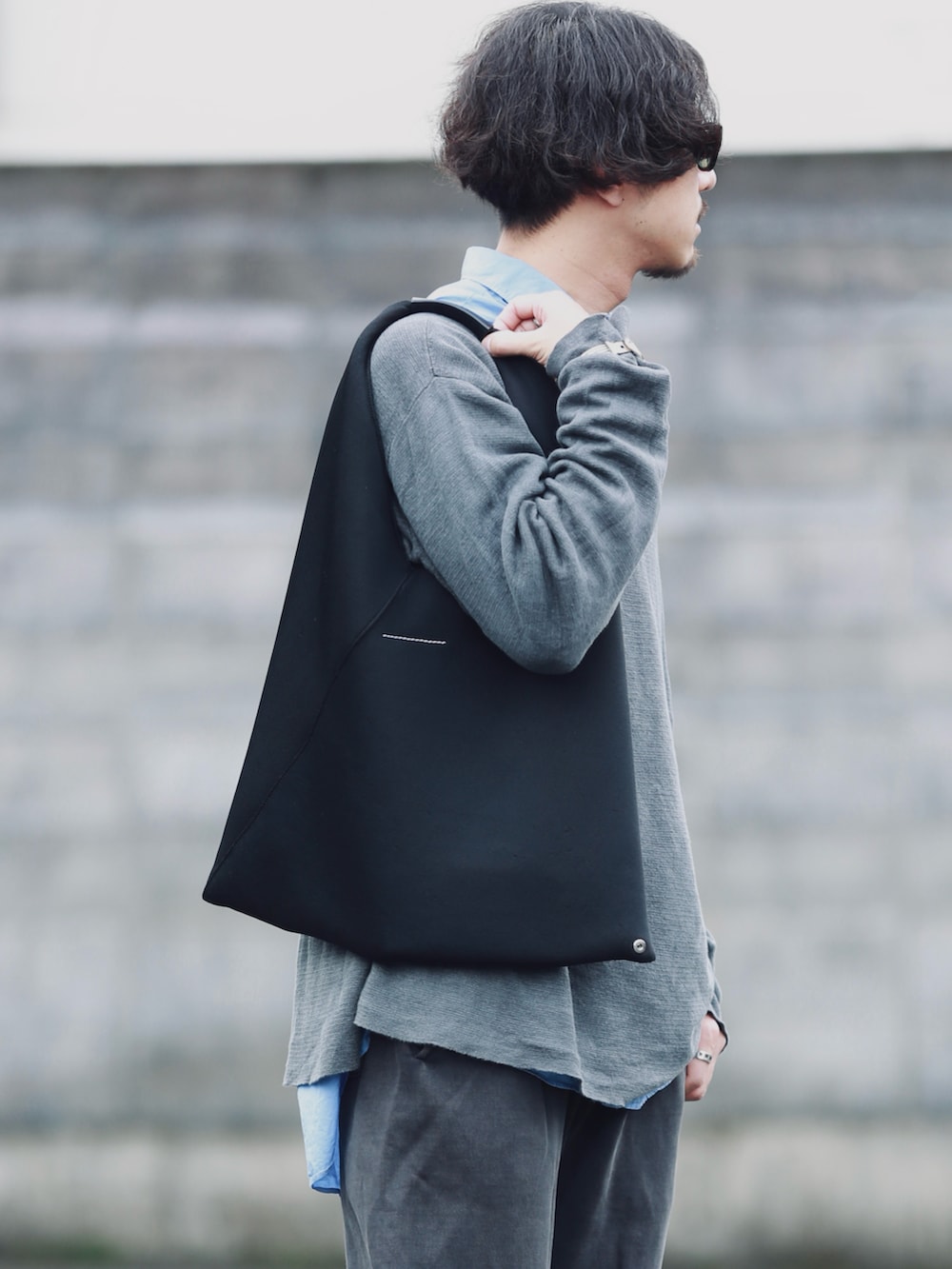 グレー系のスウェットパンツ、グレー系のTシャツ/カットソー、ブルー系のシャツ/ブラウスを着用したメンズの秋コーディネートの3枚目の写真