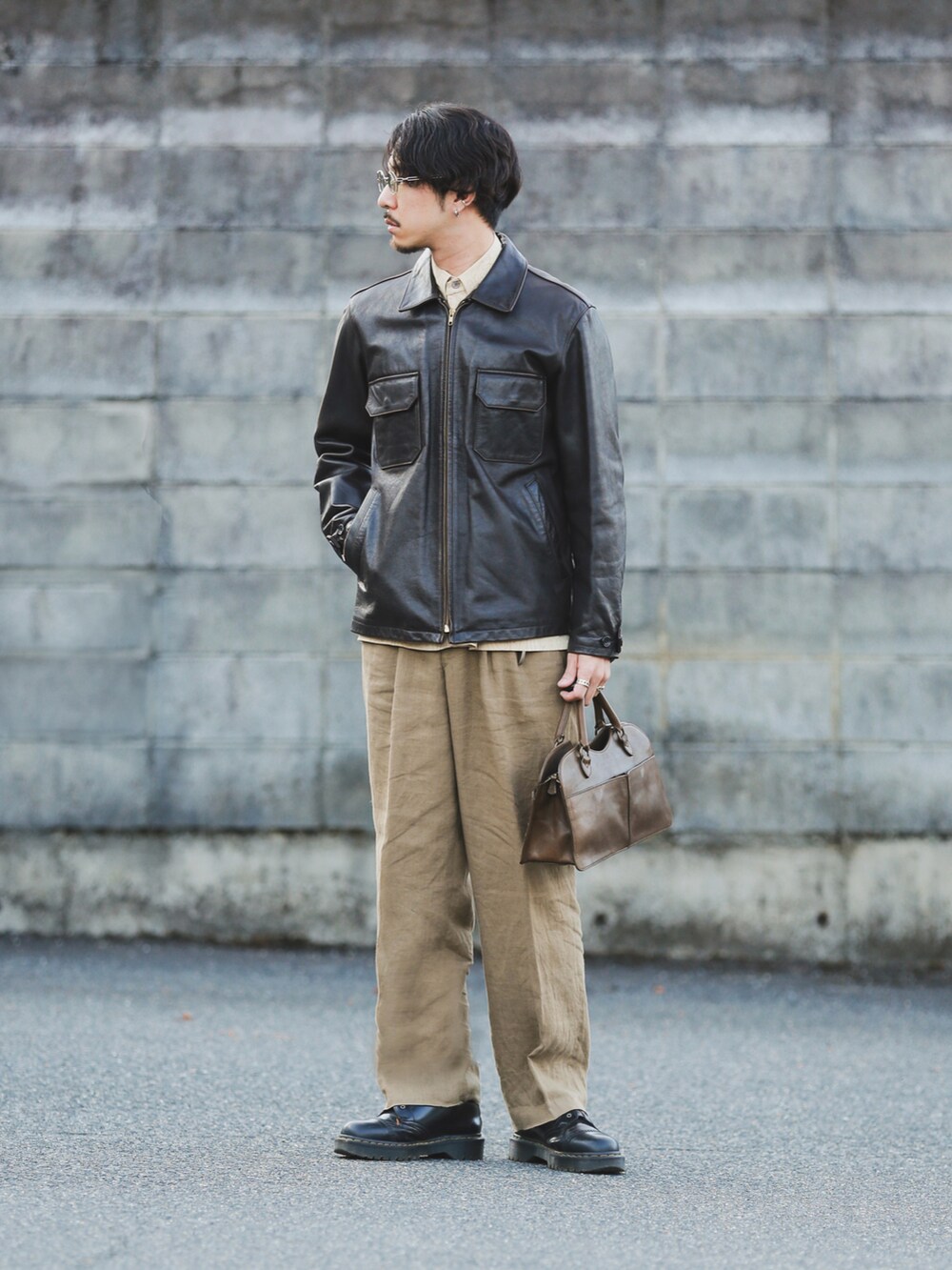 ブラック系のブーツ、ブラウン系のその他アウターを着用したメンズの秋コーディネートの2枚目の写真