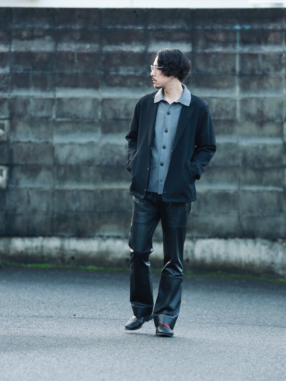 グレー系のカーディガン/ボレロ、ブラック系のその他パンツ、ブラック系のシューズを着用したメンズの秋コーディネートの3枚目の写真