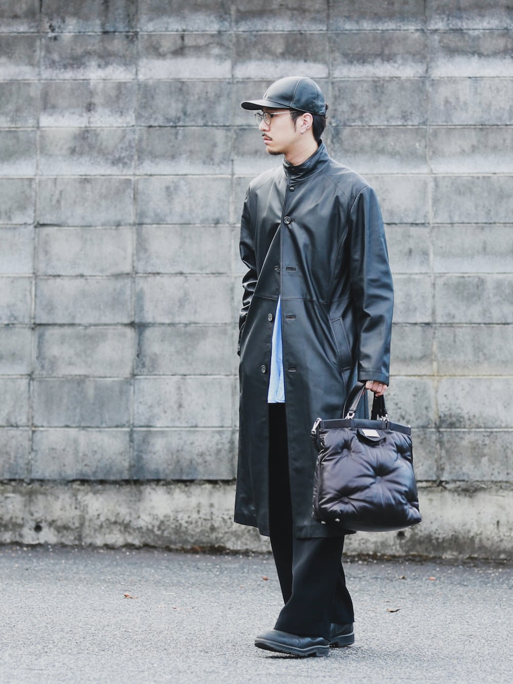 ブルー系のシャツ/ブラウス、ブラック系のパンツ、ブラック系のブーツを着用したメンズの秋コーディネートの4枚目の写真