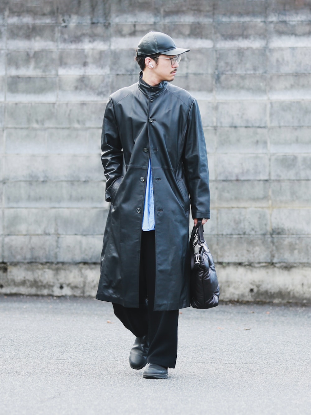 ブルー系のシャツ/ブラウス、ブラック系のパンツ、ブラック系のブーツを着用したメンズの秋コーディネートの3枚目の写真