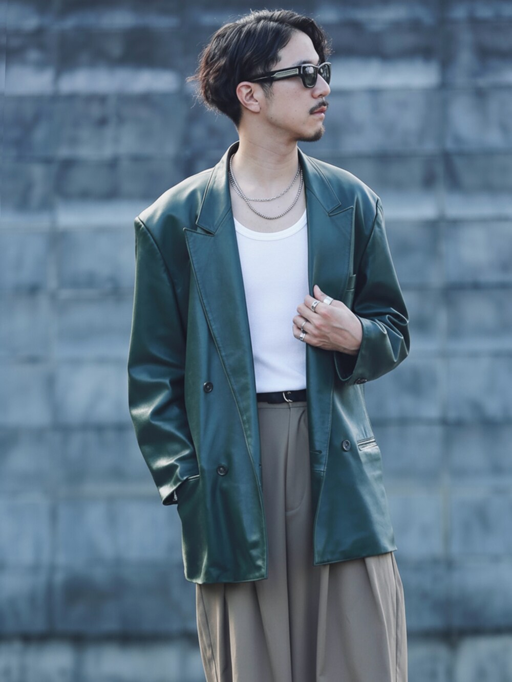 ホワイト系のタンクトップ、ブラック系のサングラスを着用したメンズの秋コーディネートの3枚目の写真